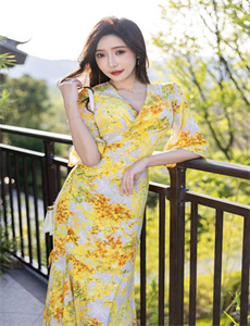 《一人吃一个奶一人吃b-女同学被下药强啪到爽》